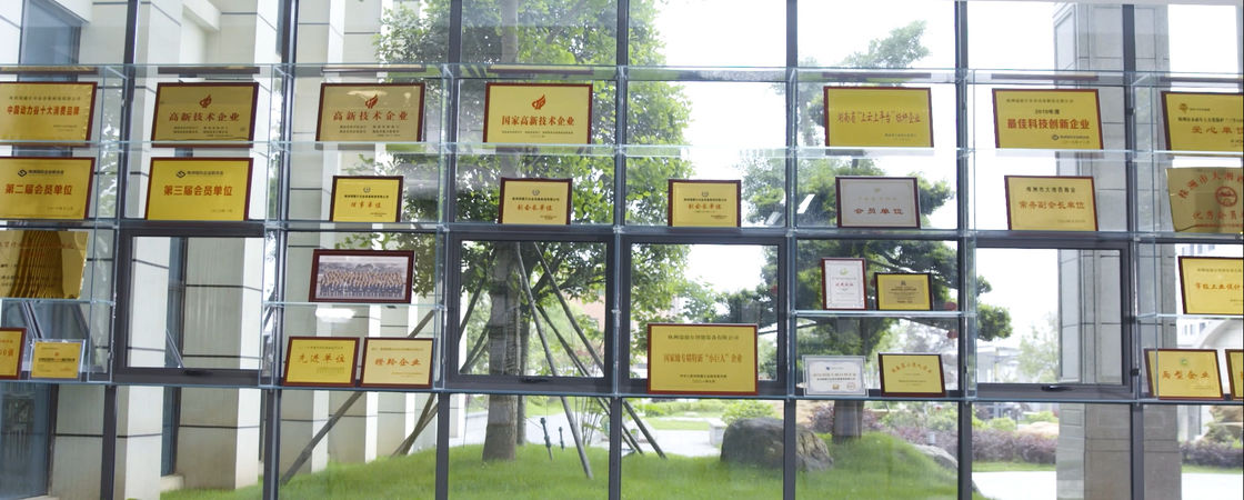 Forno a vácuo de alta temperatura durável para grande capacidade de carga de 50-2500 kg e vácuo final de 3 67*10-3 Pa